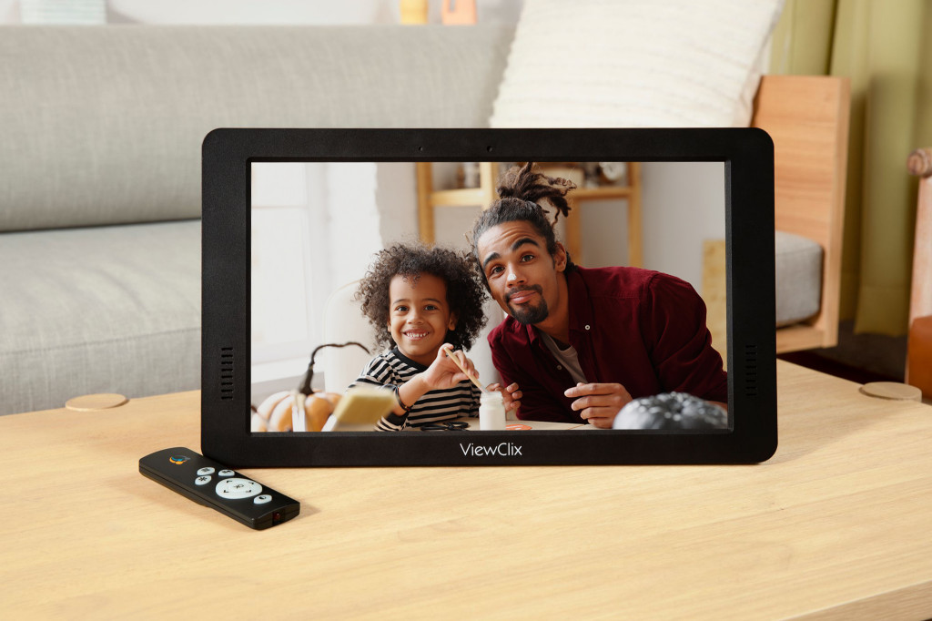 ViewClix frame showing a family photo
